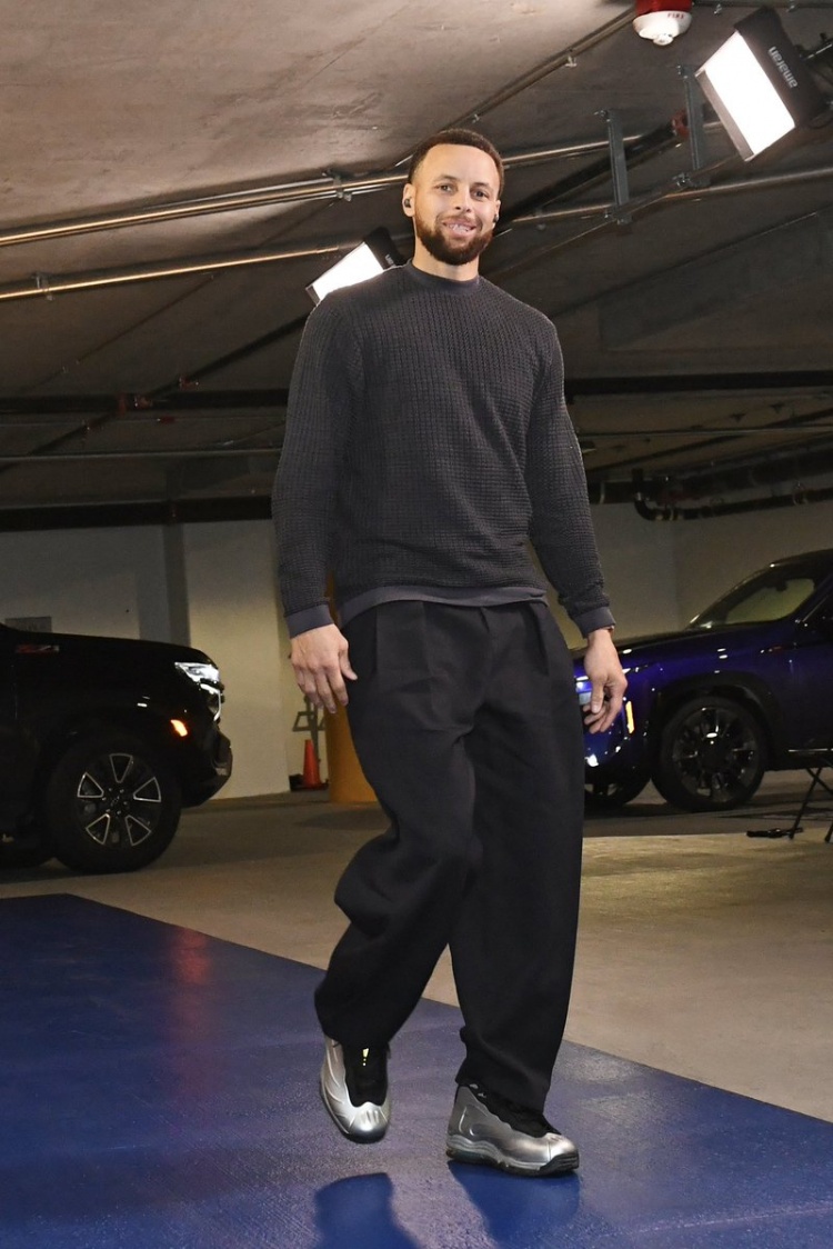 开云-爱游戏-致敬马刺名宿！库里今日入场上脚邓肯经典Nike“钢铁”球鞋